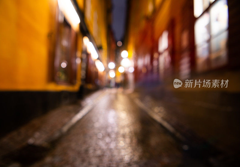 一个冬天的晚上，老城“Gamla Stan”。街灯在雨水中反射着潮湿的鹅卵石